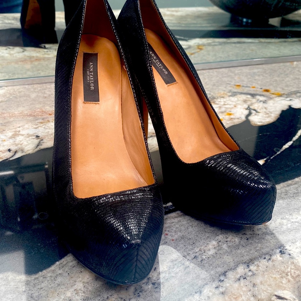 Ann Taylor pump, size 7 ,bk textured leather,  4 inch heel